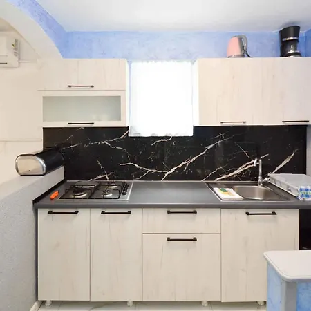 Apartman In - Istrien 11080 Póla