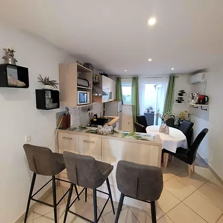 Apartman In - Istrien 11080 Póla